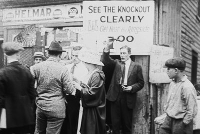 Vendita di binocoli per la migliore vista del match di boxe, New York, 1900 da American Photographer